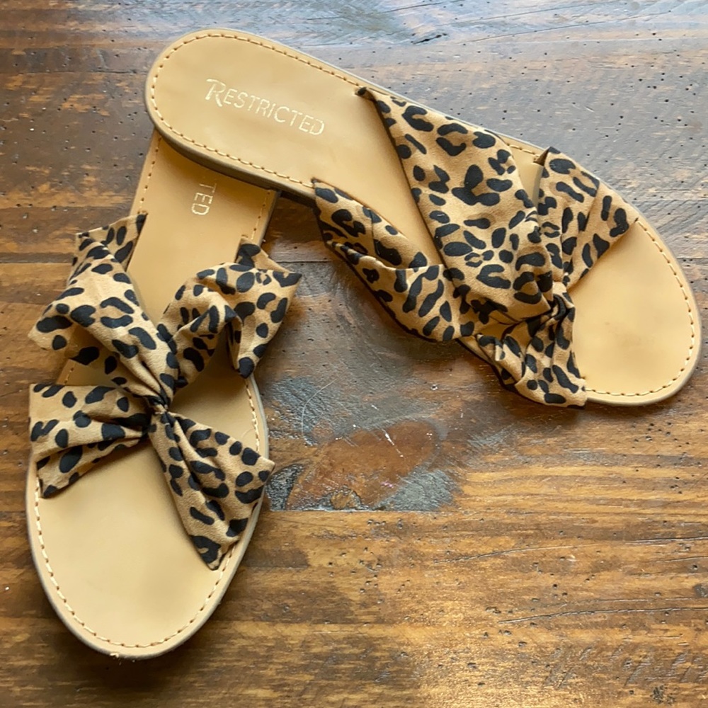 Leopard never dies flat sandals